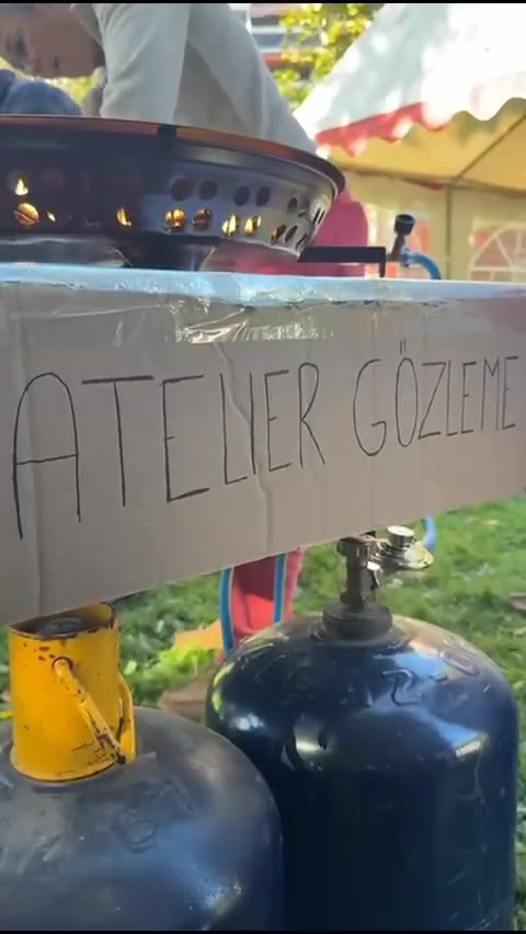Panneau « Atelier Gözleme » au-dessus de la plaque de cuisson