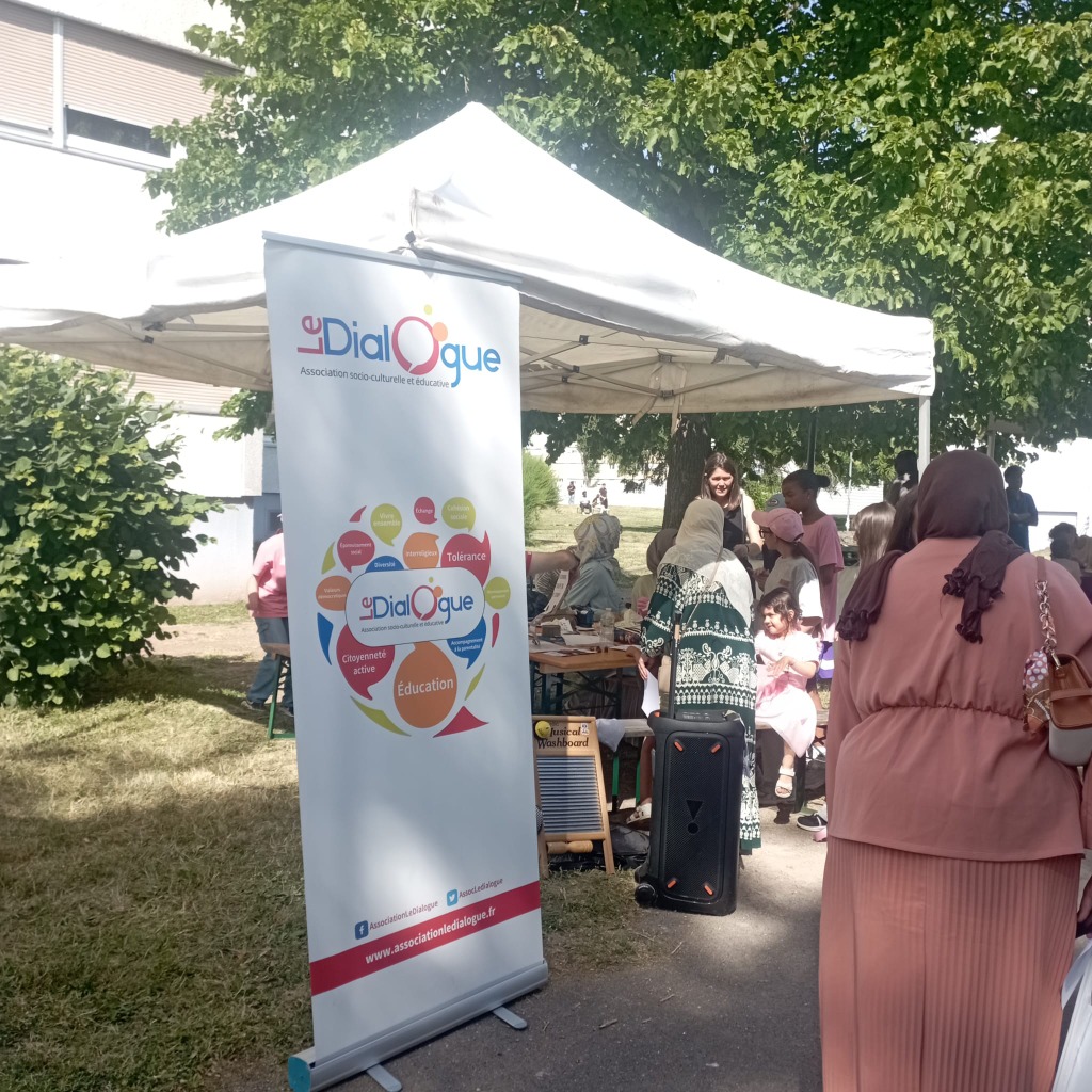 Stand et équipe bénévole de l'association Le Dialogue