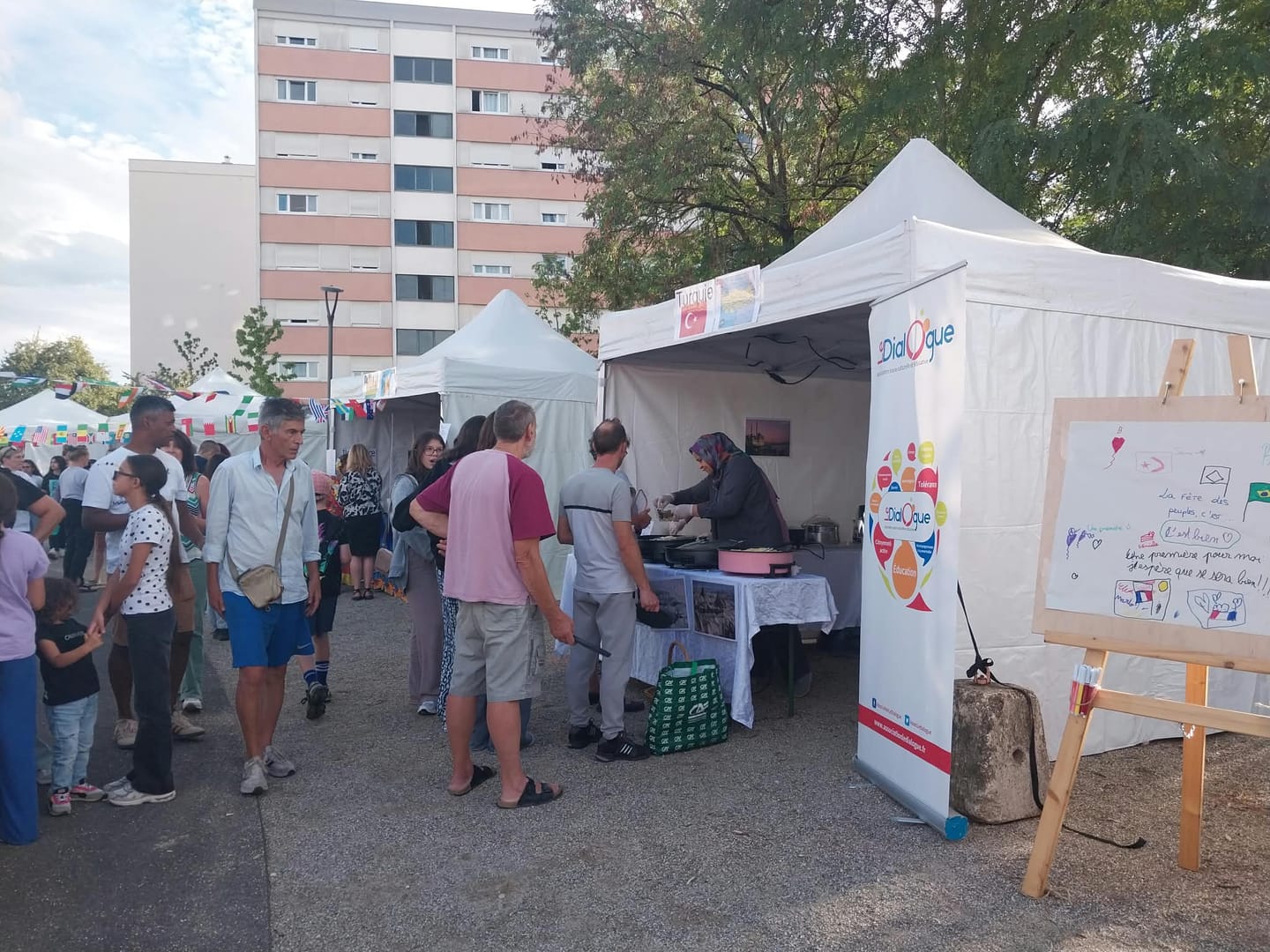 Le stand de l'association Le Dialogue à la Fête des Peuples