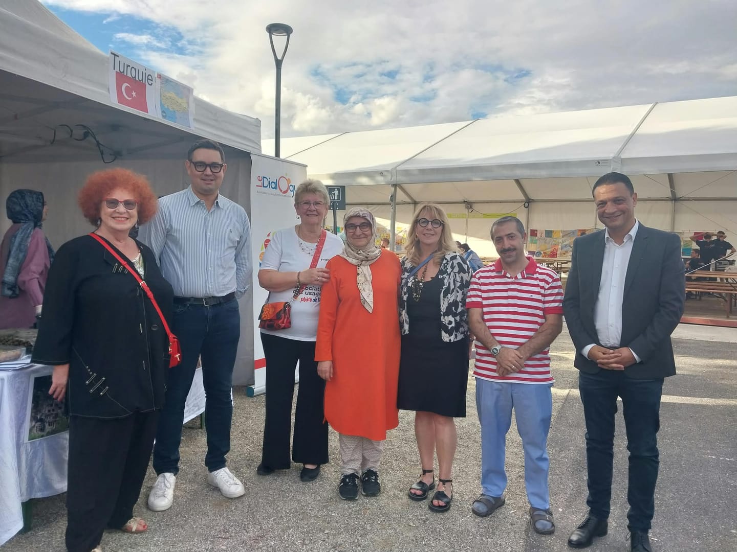 Photo de groupe lors de la Fête des Peuples
