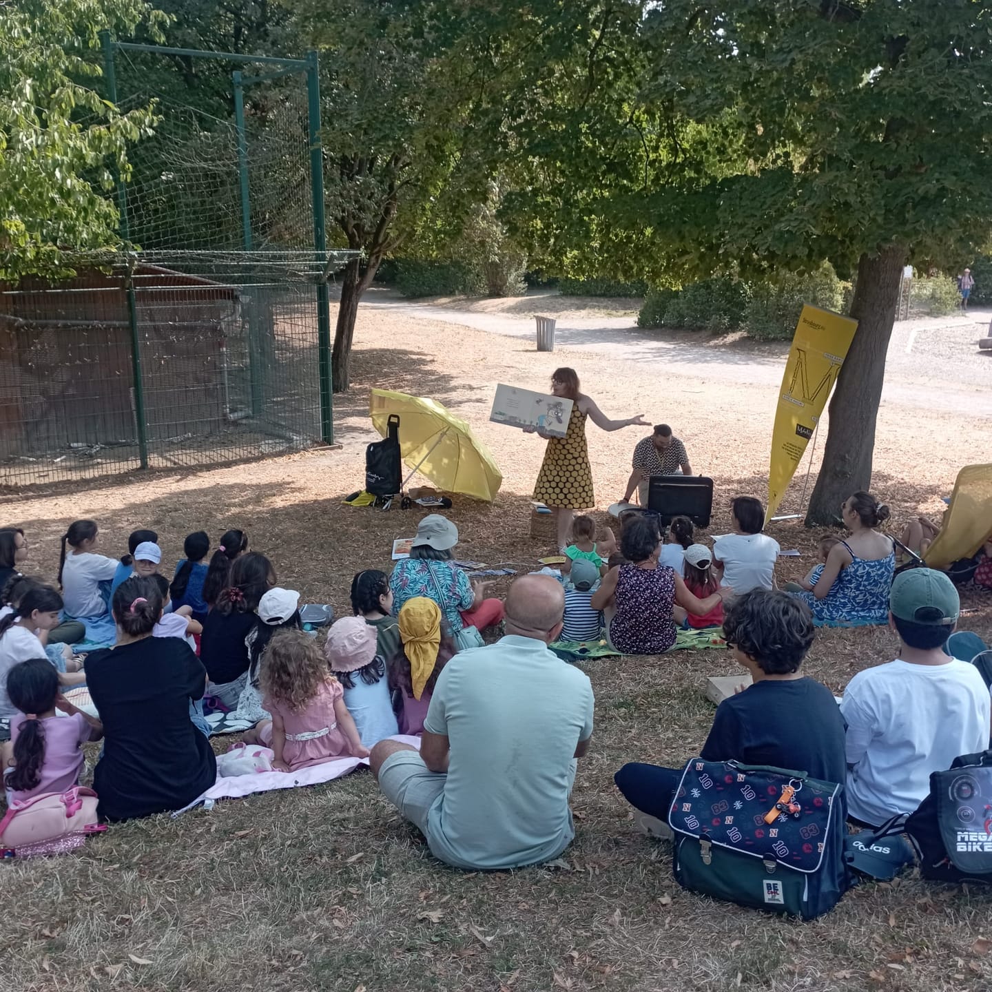 Enfants et familles réunis autour de l'Heure du conte